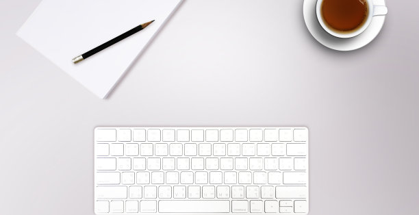 白色办公桌桌上装有空白笔记本、电脑键盘等办公用品。顶视图与复制空间，平放图片下载