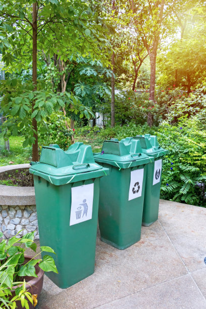 花园里的绿色垃圾桶。图片下载