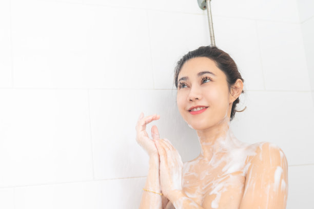 快乐的亚洲女性享受泡泡浴图片下载