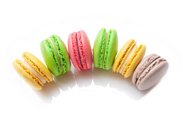 六个黄色、绿色、粉色和棕色的杏仁饼干，在一个孤立的白色背景上图片下载