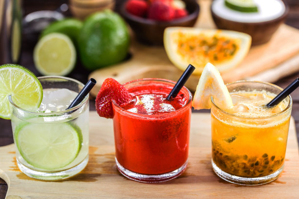 巴西凯匹林亚鸡尾酒，典型的巴西水果鸡尾酒。柠檬，草莓和百香果，cachaça或伏特加加糖。里约热内卢的文化和美食遗产。图片下载