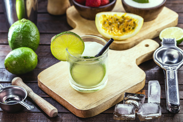 巴西凯匹林纳鸡尾酒，典型的巴西鸡尾酒，由柠檬，cachaça和糖制成。凯匹林纳，糖，柠檬和cachaça或伏特加成分。巴西的饮料象征。图片下载