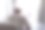 女孩坐在靠近窗户的书桌旁，后视图，学生在家里学习图片下载