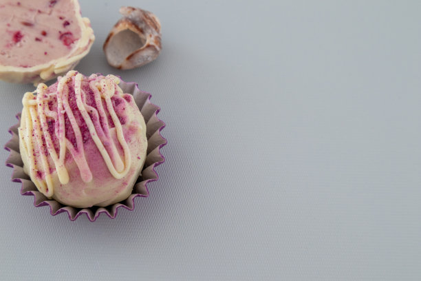 巧克力糖果手工和自制的灰色背景与贝壳图片下载