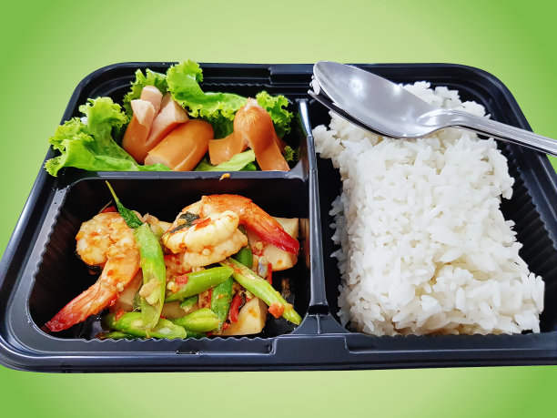 腊肠和香辣虾仁炒饭塑料盒隔离在绿色图片下载