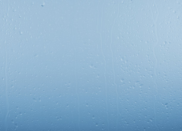 雨点落在灰色和蓝色的天空上的玻璃窗上图片下载