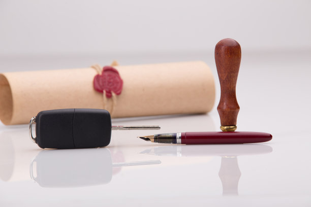 汽车贷款申请表，钢笔和钥匙放在木桌上，近距离观看图片下载