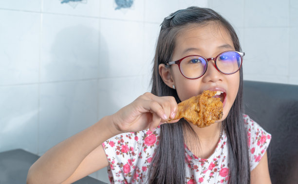 女孩吃炸鸡腿的肖像图片下载