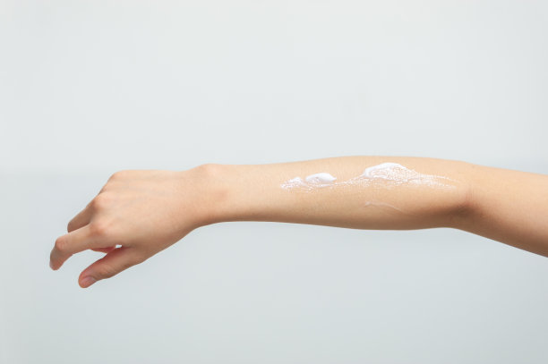 一名妇女手持酒精洗手凝胶，以防止covid - 19病毒分离(白色背景)。图片下载