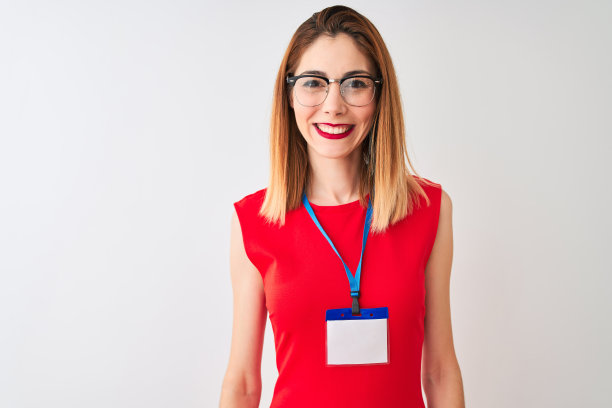 红发女商人参加会议，佩戴证件图片下载