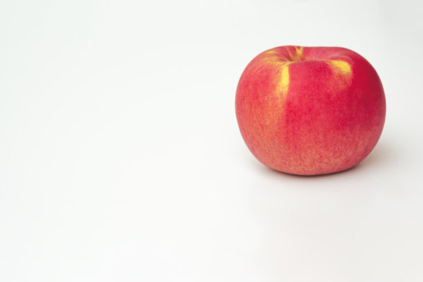 白色背景上的红苹果，靠近复制空间图片下载