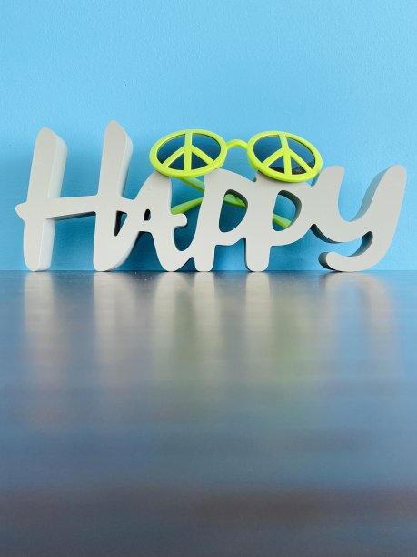 带着嬉皮太阳镜发短信图片下载