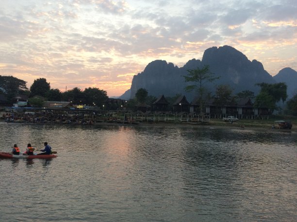 琅勃拉邦湄公河上的日落图片下载