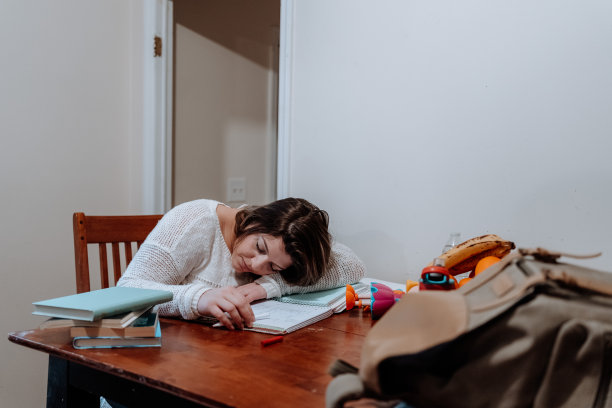 学生妈妈要和女儿一起学习图片下载