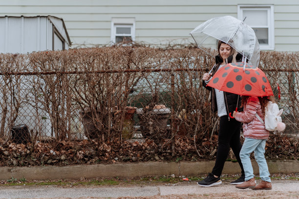 学生妈妈要和女儿一起学习图片下载