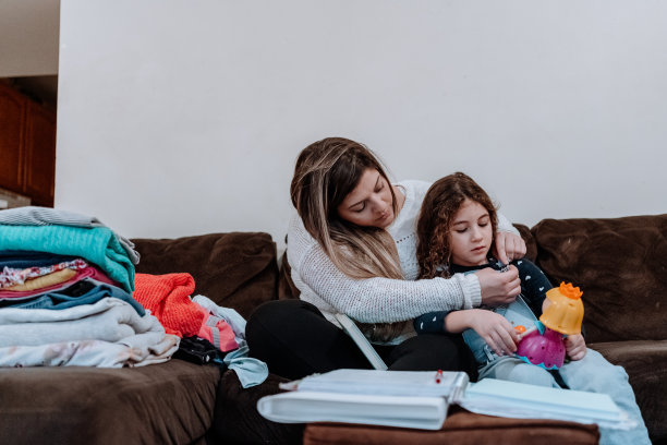 学生妈妈要和女儿一起学习图片下载