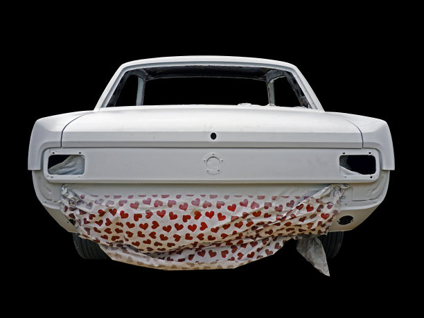 复古经典的残骸包裹着黑色背景下孤立的汽车图片下载