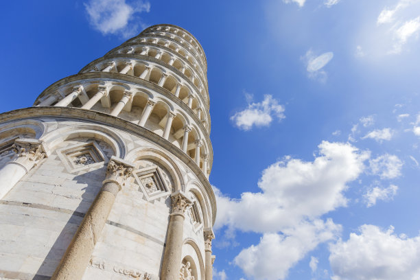 比萨斜塔和蓝天。意大利具有里程碑意义的图片下载