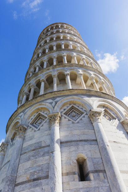 比萨斜塔和蓝天。意大利具有里程碑意义的图片下载