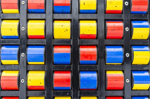 明亮，多彩的，有趣的教育游戏为儿童在操场上。图片下载