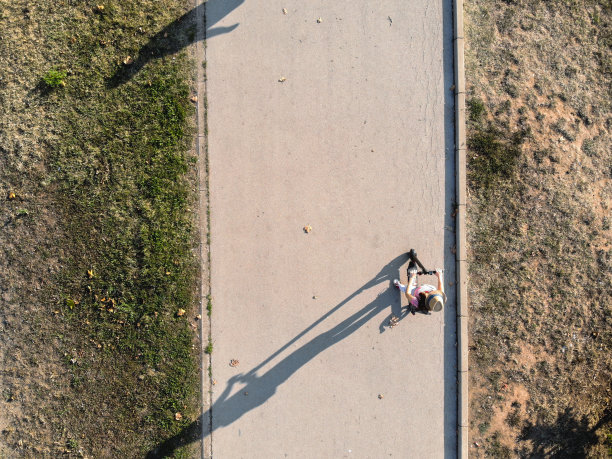 女子驾驶电动踏板车图片下载