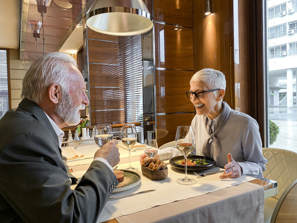 一对年长的夫妇在高级餐厅一起用餐图片下载