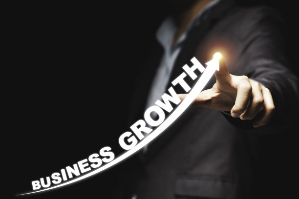 商家一手绘制增长趋势箭头和业务增长趋势。图片下载
