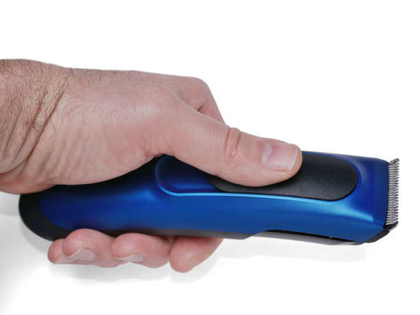 一个男人的手拿着一个理发器，特写，在一个白色的背景图片下载