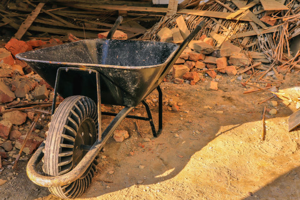 一辆手推车停在建筑废墟中图片下载