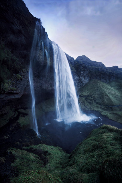 日落后穆迪深色瀑布素材图片