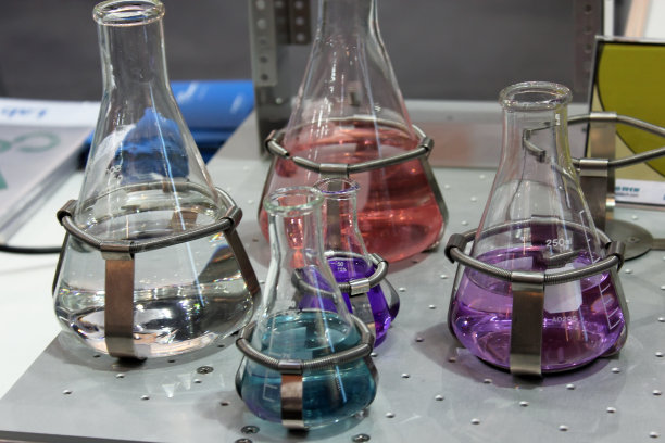 实验室里的彩色烧瓶图片下载