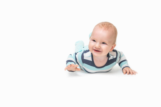 笑着的小男孩在说谎图片下载