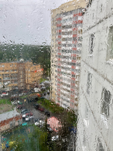 阴雨天的湿玻璃和雨滴图片下载