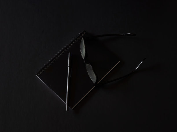 带钢笔和眼镜的黑色笔记本图片下载