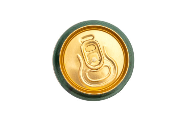 封闭的啤酒罐上的白色。前视图。关闭了。图片下载