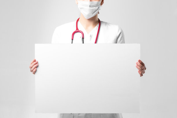 穿白色制服戴口罩的医生（无面部）图片下载