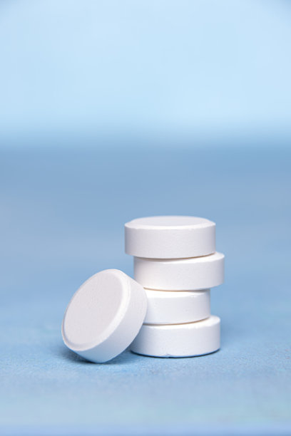 一大堆又大又圆的白色维生素C片图片下载