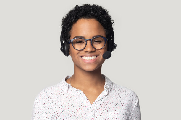 戴耳机提供支持服务的非裔美国妇女头像图片下载