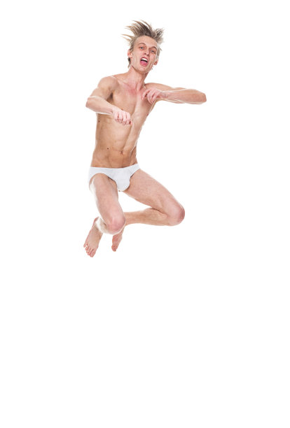 白种人年轻男子半空中在白色背景穿着赛车内裤图片下载