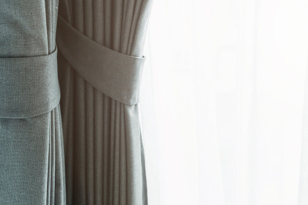 合上美丽的窗帘，在日光舒适的房间居家概念图片下载