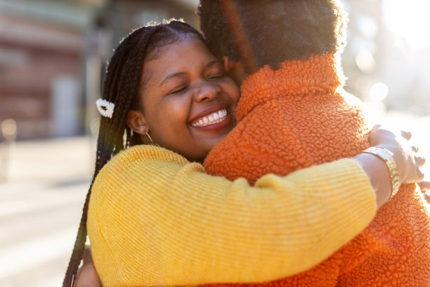 两个女性朋友互相问候并拥抱图片下载