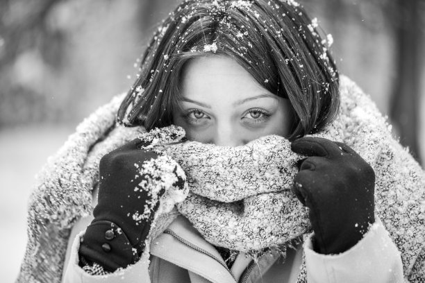 在雪地上摆姿势图片下载