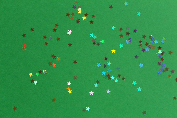 绿色的喷壶沿着绿色的背景图片下载