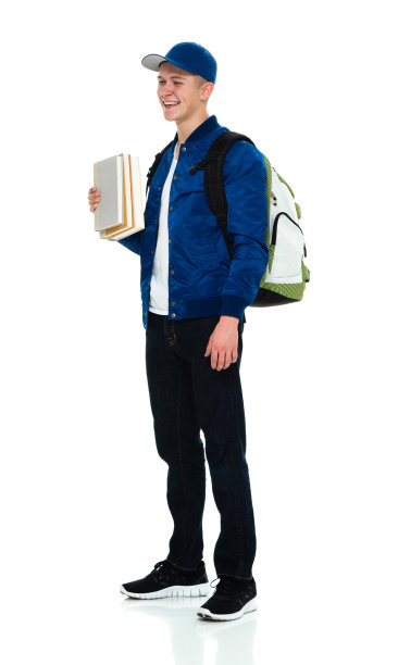 站立着，背着背包拿着书的年轻男大学生图片下载