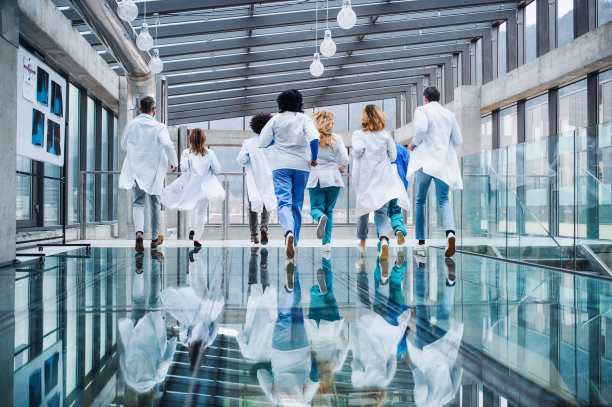 奔跑中的医生团队背影，疫情概念图片下载