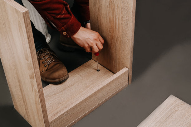 衣柜里的男人图片下载