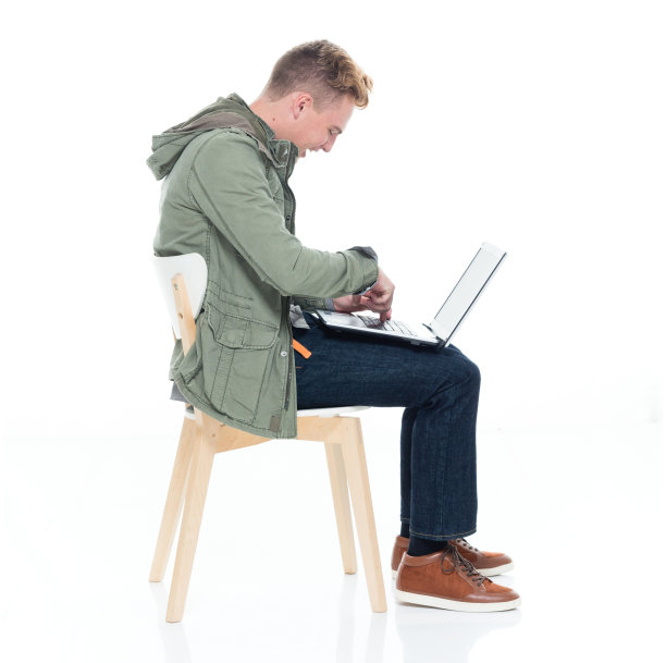 坐在白色背景前，使用笔记本电脑的白人少年图片下载