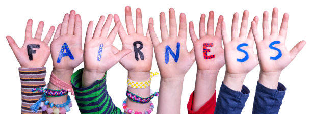 儿童手建设字公平，孤立的背景图片下载