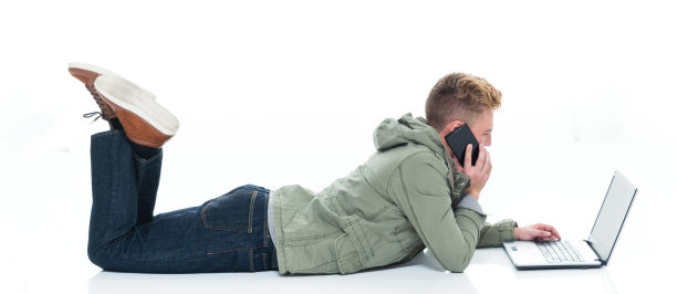 穿长裤用智能手机的白人少年图片下载