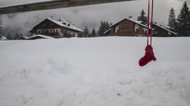 栅栏上的红色手套图片下载